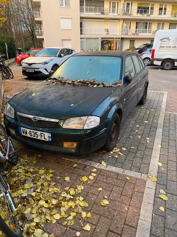 Mazda 323F, Autos, Mazda, Particulier, Essence, Euro 3, Berline, 5 portes, Boîte manuelle, Vert, Noir, Traction avant, Enlèvement
