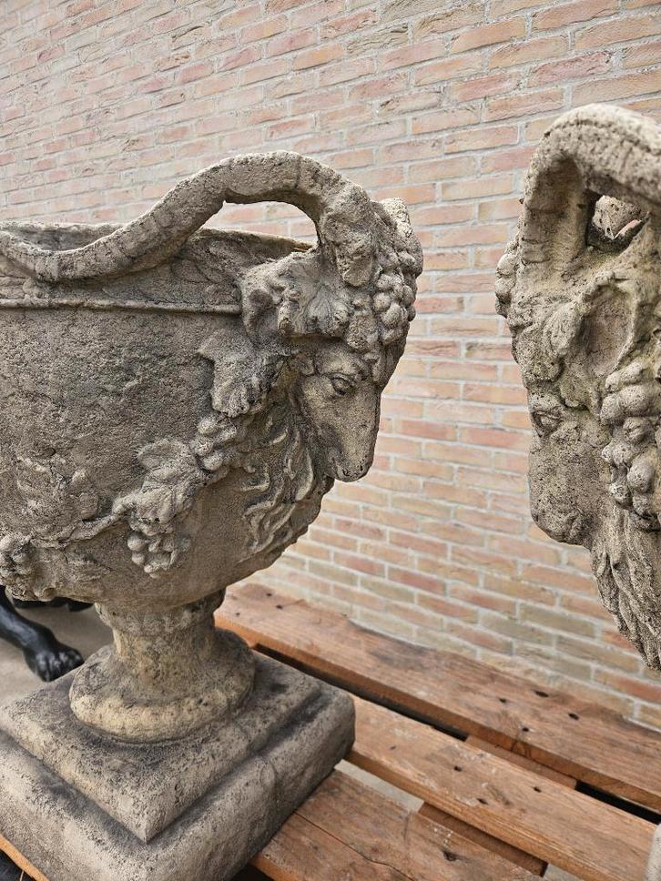 2 Tuinvazen ouder met verweerde patina prachtige ramskoppen!, Tuin en Terras, Tuinvazen, Zo goed als nieuw, Ophalen of Verzenden