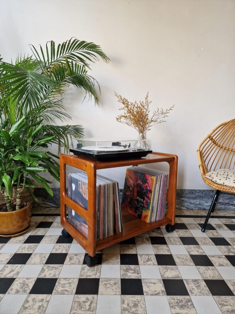 Vintage midcentury Deens platenspeler meubel | trolley, Huis en Inrichting, Ophalen, 50 tot 100 cm, Teakhout, Vintage midcentury