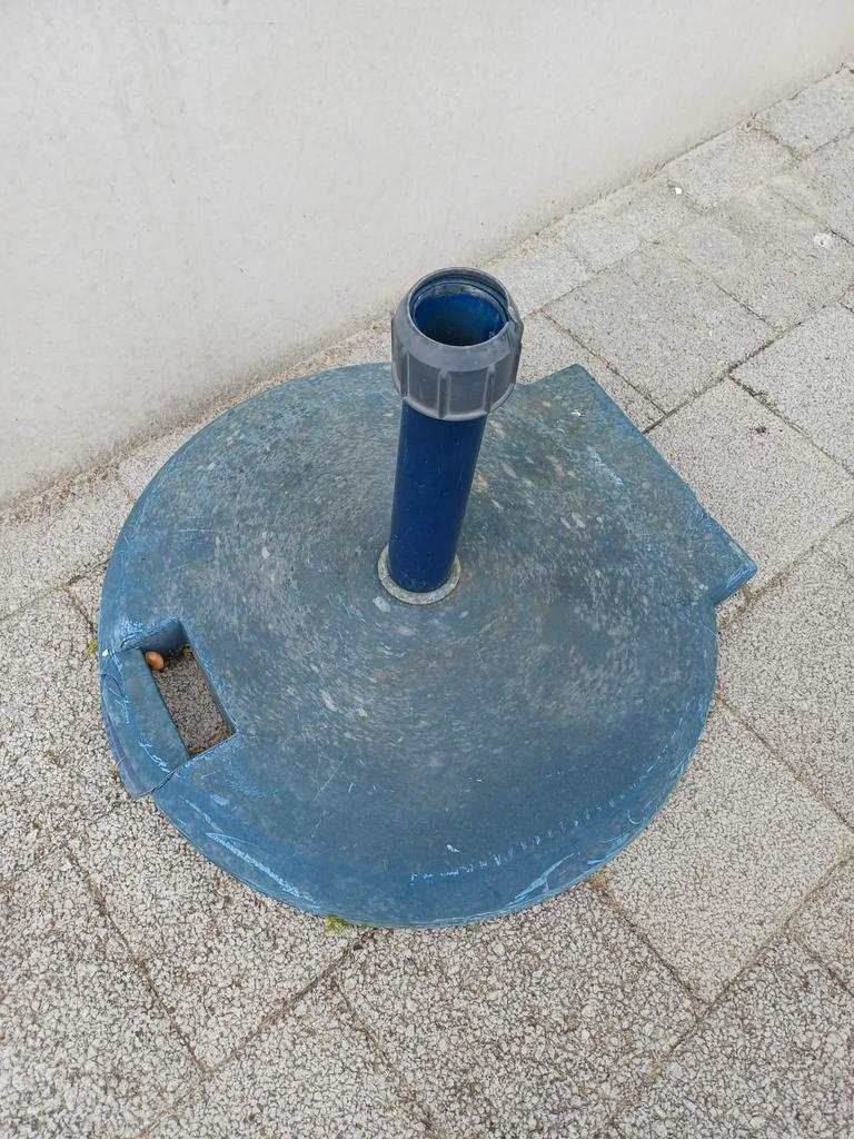 Stevige en zware parasolvoet, Ophalen, Zo goed als nieuw, Parasolvoet