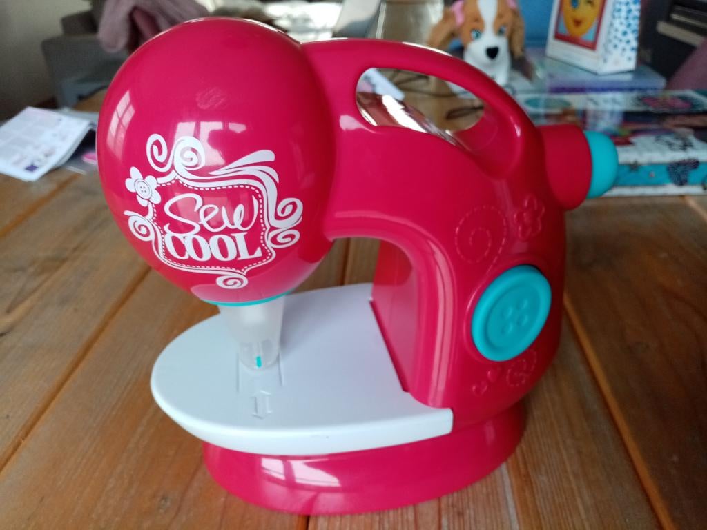 Machine à coudre SewCool, Enfants & Bébés, Jouets | Éducatifs & Créatifs, Utilisé, Bricolage, Découverte, Enlèvement ou Envoi