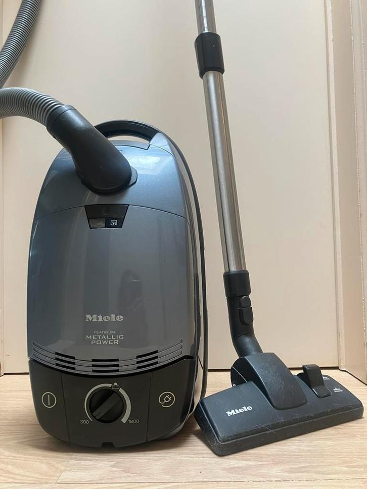 Aspirateur Miele S711 (300-1800W) Platinum Metallic Power, Electroménager, Aspirateurs, Utilisé, Aspirateur, Sac à poussière, Enlèvement ou Envoi