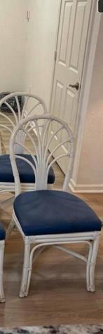 Paar witte stoelen bamboe en rotan met gestoffeerde zitting, Huis en Inrichting, Ophalen, Zo goed als nieuw, Blauw