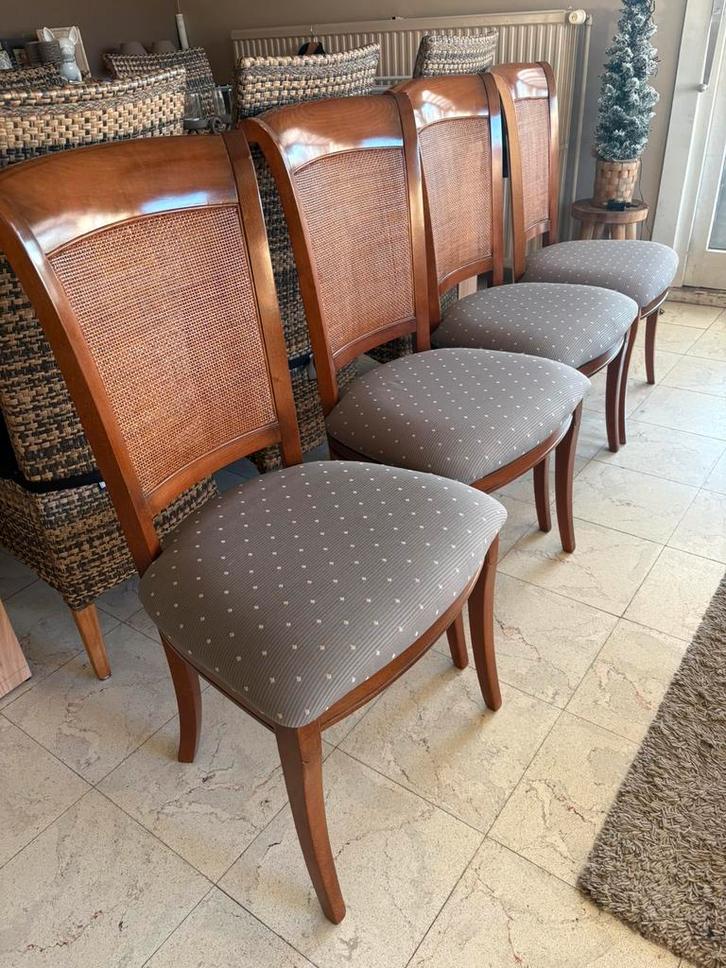 4 volle massieve stoelen in Notelaar hout, Huis en Inrichting, Stoelen, Zo goed als nieuw, Hout, Ophalen