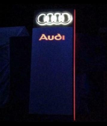 Uniek audi reclamepaal reclamezuil reclame paneel verlicht