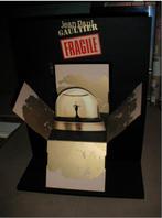 GAULTIER J-P Groot FRAGILE kartonnen display met het logo, Handtassen en Accessoires, Uiterlijk | Parfum, Ophalen