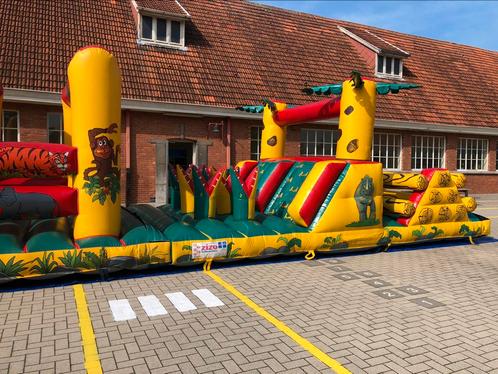 Springkasteel stormbaan buiten spelen, Hobby en Vrije tijd, Feestartikelen | Verhuur, Gebruikt, Ophalen