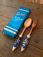 VINTAGE SALADE SET BESTEK HOUT AARDEWERK DELFT KOKEN, Huis en Inrichting, Keuken | Bestek, Nieuw, Ophalen of Verzenden, Bestekset