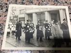 Oude foto begrafenis stoet Kortrijk 18/13 cm, Verzamelen, Foto's en Prenten, Gebruikt, Foto, Ophalen of Verzenden, 1940 tot 1960