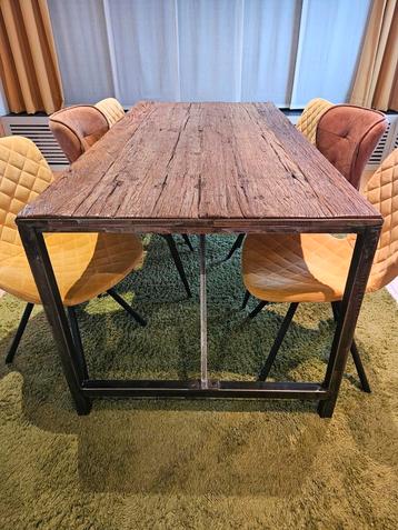 Industriële tafel beschikbaar voor biedingen