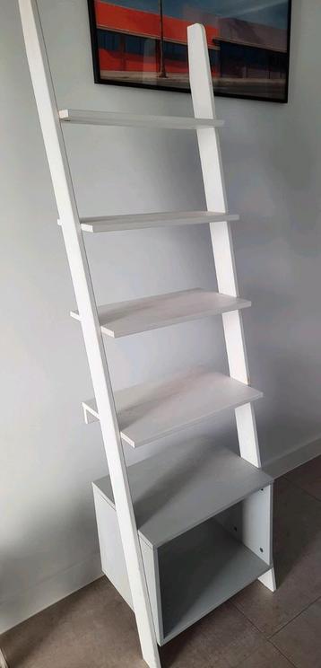 Boeken- of fotorek/wandmeubel beschikbaar voor biedingen