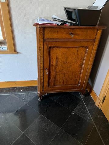 vintage dressoir beschikbaar voor biedingen