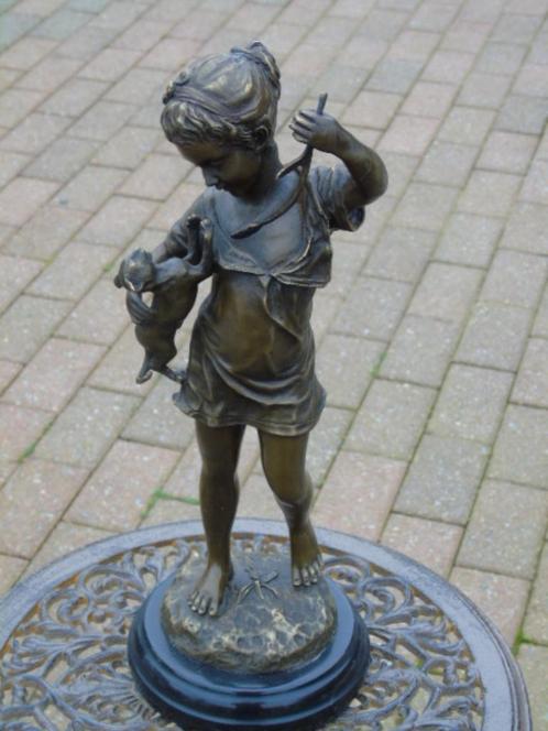bronzen beeld van een meisje en de kat gesigneerd op marmer., Antiek en Kunst, Antiek | Brons en Koper, Brons, Ophalen of Verzenden