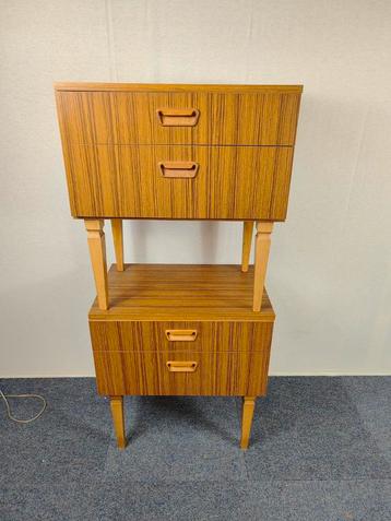 Vintage nachtkastjes / ladekastjes met houtfineer  jaren 70 beschikbaar voor biedingen