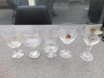Partij nieuwe en gebruikte bierglazen. beschikbaar voor biedingen