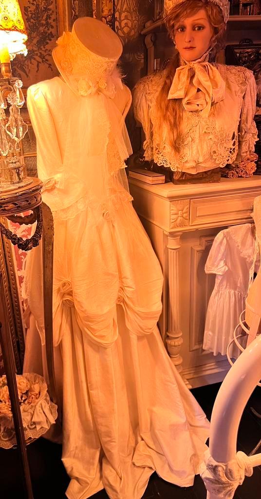 Prachtig oud super mooie trouwjurk op antieke paspop, Kleding | Dames, Trouwkleding en Trouwaccessoires, Trouwjurk, Ophalen