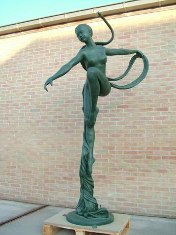 Bronzen sensueel naakt dansende dame, 2,25 m h topstuk brons