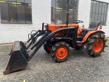 Compacte Kubota B7001 tractor met frontlader - goed werkend! beschikbaar voor biedingen