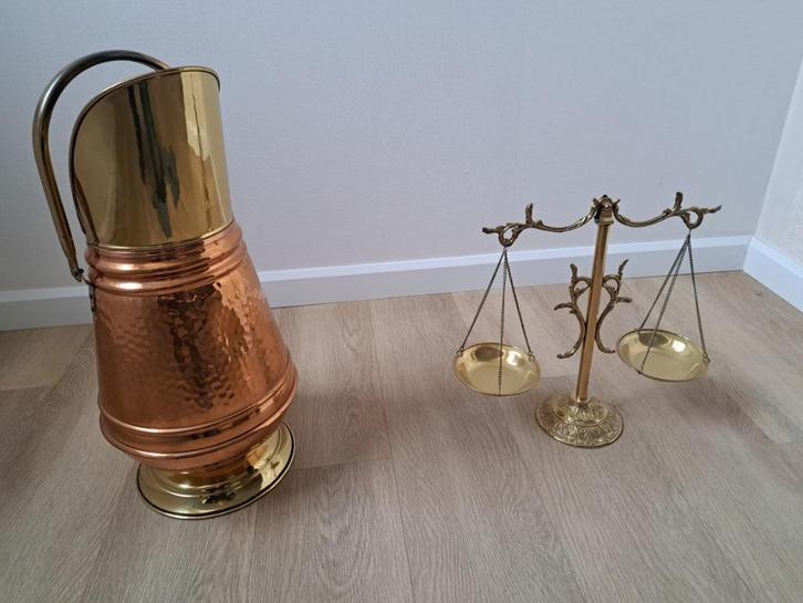 Koperen kolenkan en een geelkoperen weegschaaltje, Huis en Inrichting, Woonaccessoires | Overige, Zo goed als nieuw, Ophalen