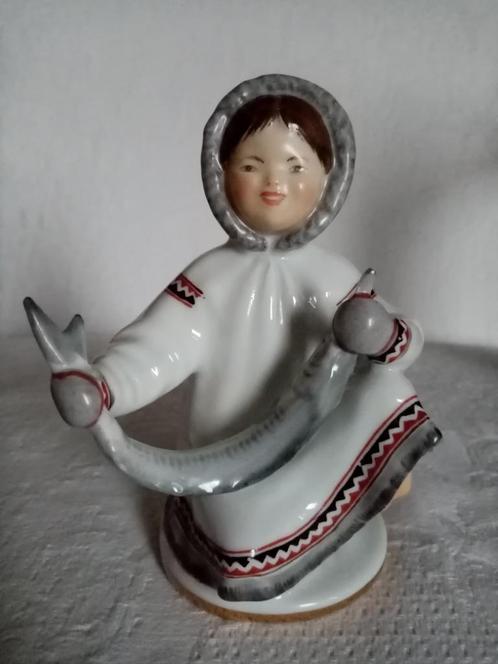 Figurine porcelaine fille Inuite  Lfz /Velikhova 1960s 14cm, Antiquités & Art, Antiquités | Porcelaine, Enlèvement ou Envoi