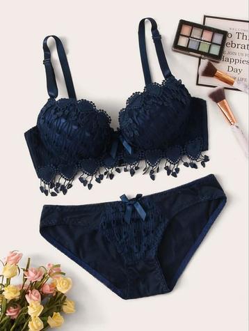 Ensemble soutien-gorge bleu marine taille S disponible aux enchères