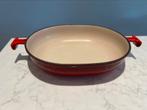 Le Creuset ovenschaal kersenrood 29 cm in zeer goede staat, Gietijzer, Ophalen of Verzenden, Zo goed als nieuw, Keramische plaat