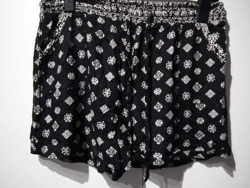 Zwarte korte broek met witte patronen voor dames. maat 46 (T, Kleding | Dames, Broeken en Pantalons, Zo goed als nieuw, Maat 46/48 (XL) of groter