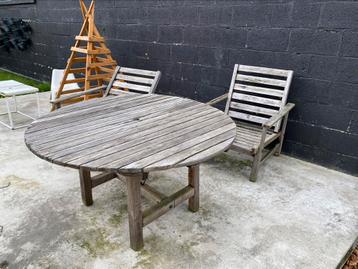 Table et chaises de jardin à restaurer