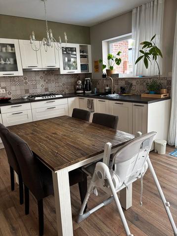 Tafel van massief hout. super kwalitatief beschikbaar voor biedingen