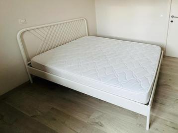 Tweepersoonsbed beschikbaar voor biedingen