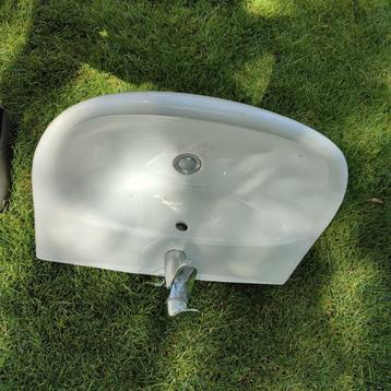 Lavabo met kraan en sifon beschikbaar voor biedingen