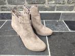 Suede damesschoenen Tamaris, Kleding | Dames, Schoenen, Beige, Lage of Enkellaarzen, Zo goed als nieuw, Ophalen