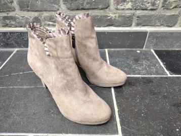 Suede damesschoenen Tamaris beschikbaar voor biedingen