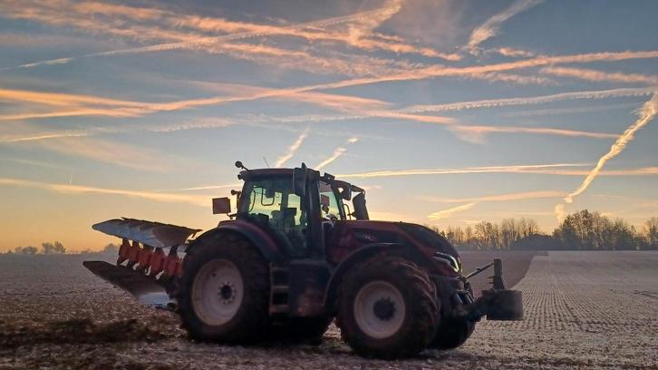 Valtra q245, Zakelijke goederen, Landbouw | Tractoren, Ophalen