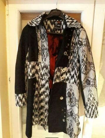 Mooie Zwart - witte geklede jas, weinig gedragen maat 36 beschikbaar voor biedingen