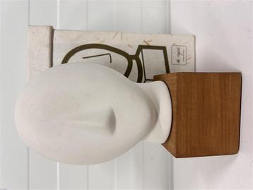 A6163. Tof sculptuur van Ikea, Nagon, Ab. Majid, 2003, met d beschikbaar voor biedingen