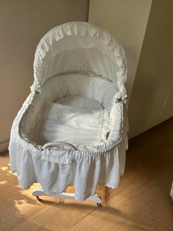 Witte babywieg, netjes en proper beschikbaar voor biedingen