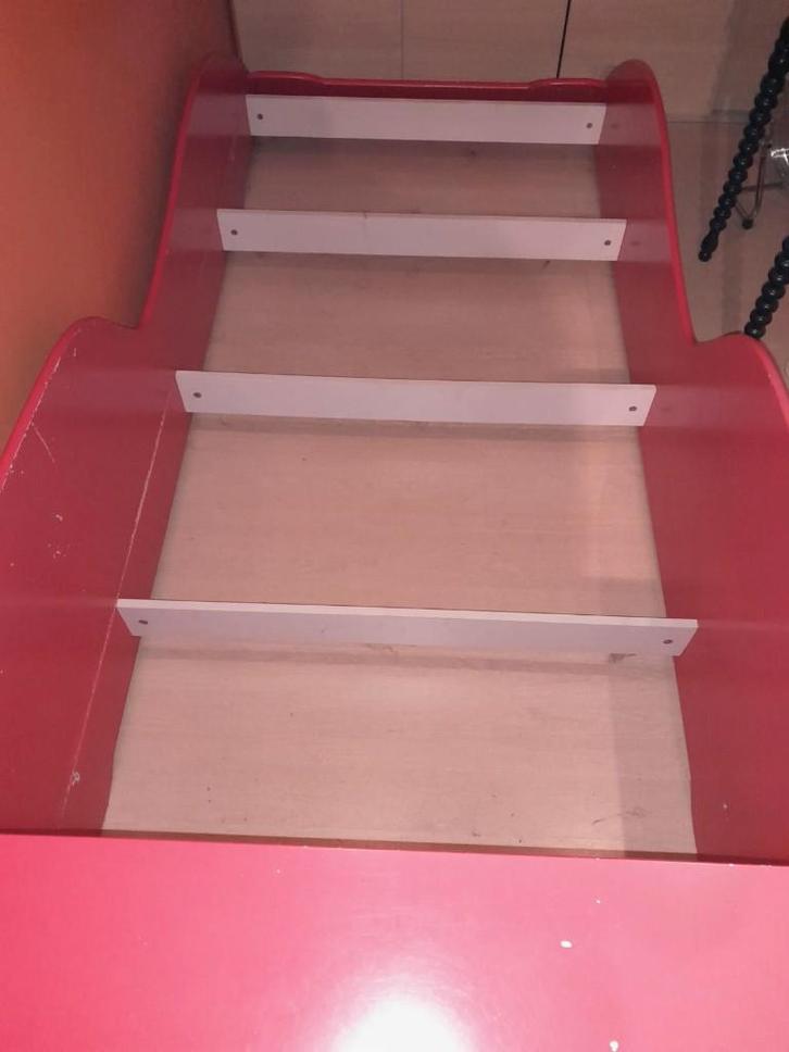 Eenpersoons bed in vorm van race auto, Huis en Inrichting, Slaapkamer | Bedden, Gebruikt, Eenpersoons, Hout, Rood, Ophalen