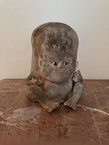 Keramische babyfiguur met uitvergroot hoofd– Lieven Demunter beschikbaar voor biedingen