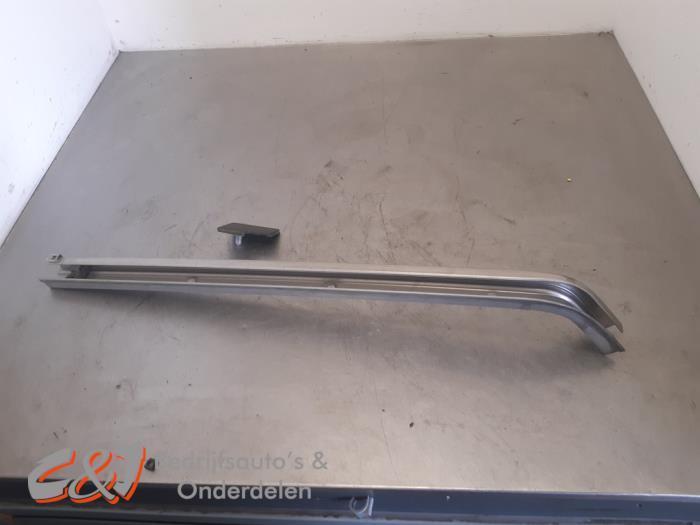 Schuifdeur Rail rechts van een Volkswagen Caddy, Auto-onderdelen, Carrosserie, Volkswagen, Gebruikt, 3 maanden garantie, Ophalen of Verzenden