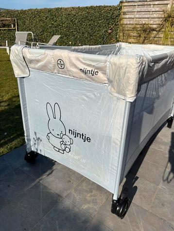 Compact reisbedje met extra matras, lakenset en muggennet beschikbaar voor biedingen