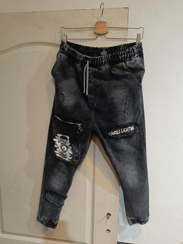 Broek disponible aux enchères