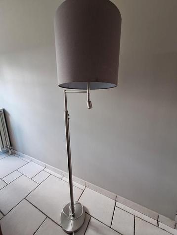 Lampadaire gris sur pied.