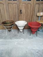 3 vintage display/winkel rieten manden in metalen houder., Verzamelen, Ophalen