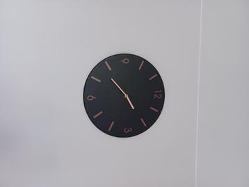 2 horloges murales noires