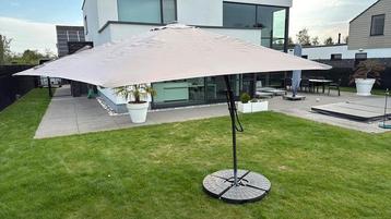 Zweefparasol met voet beschikbaar voor biedingen