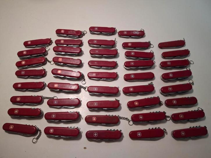 Lot van 43 wenger Zwitserse zakmessen, Caravans en Kamperen, Kampeergereedschap, Zo goed als nieuw, Ophalen of Verzenden