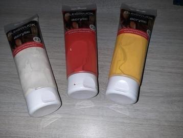 Acrylverf beschikbaar voor biedingen