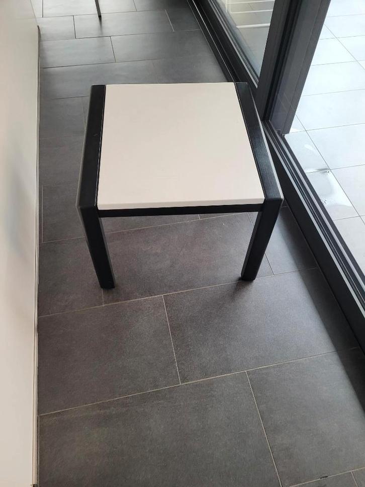 Mooie moderne vierkante salontafel (bijzettafel) wit/zwart, Maison & Meubles, Tables | Tables de salon, Comme neuf, Moins de 50 cm