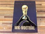 A1353. Men & Moments WK-Voetbal verzamelband, Livres, Livres de sport, Comme neuf, Enlèvement ou Envoi